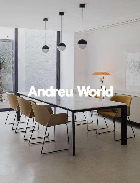 ambiente de sal&oacute;n con silla Nuez y mesa extra table m&aacute;rmol de Andreu World